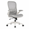 Silla de oficina de malla gris con reposabrazos ajustables